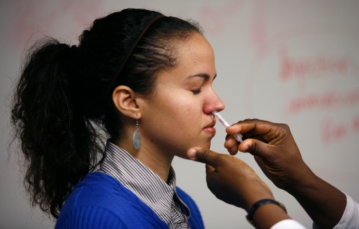 Estudante recebe a vacina em spray nasal contra a gripe H1N1 em Washington.