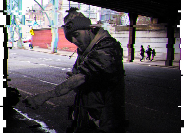 A drug addict injecst himself in the street in Philadelphia