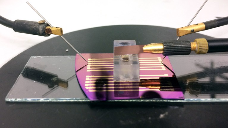 Transistor used for single molecule detection
