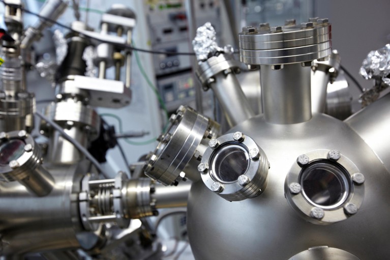 Scanning tunnelling microscope in ultra-high vacuum