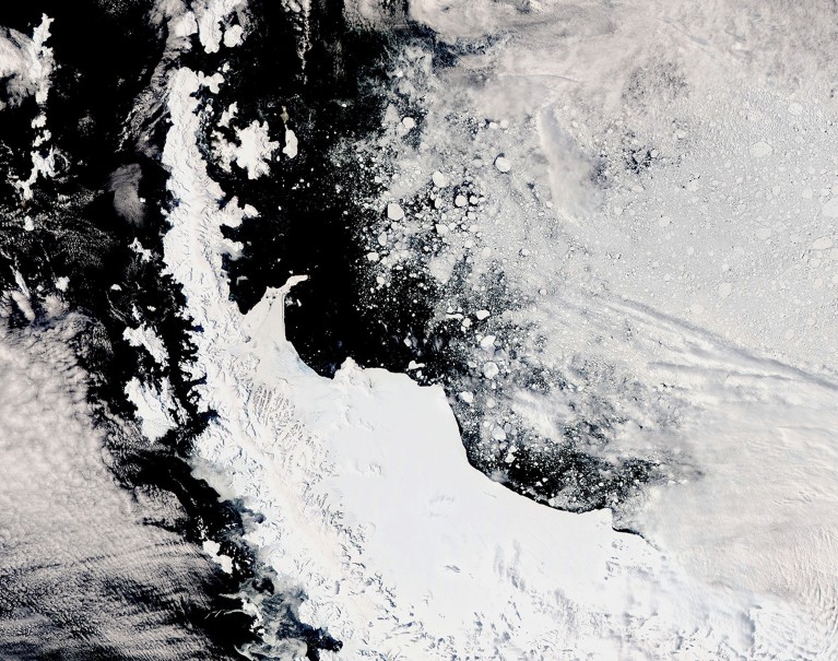 A large expanse of the Larsen B embayment sea ice broke away from the Antarctic Peninsula in January 2022.