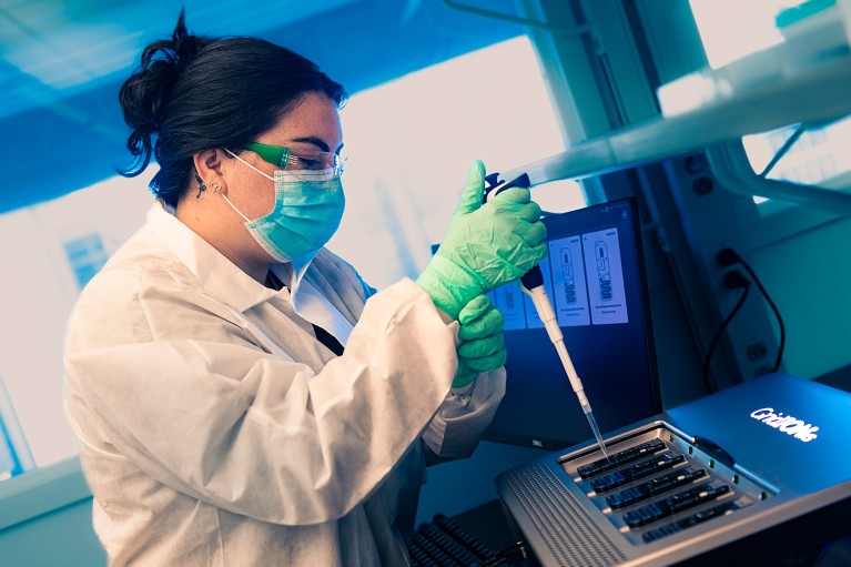 美国疾病控制与预防中心肠道疾病实验室分部的科学家正在装载全基因组测序仪器。