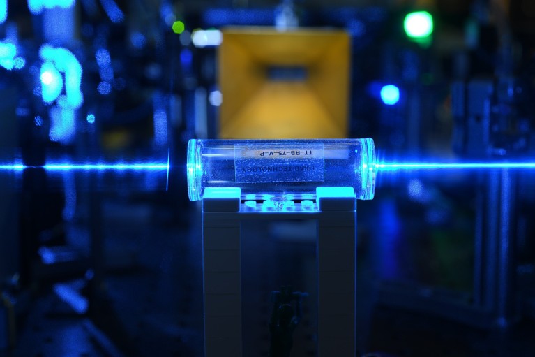 Atoms in a glass vapor cell are excited with laser beams to Rydberg states.