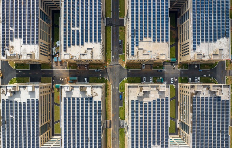 中国永州的屋顶太阳能设施。