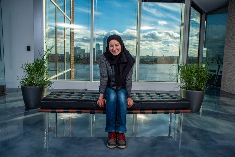计算机科学家 Marzyeh Ghassemi 坐在长椅上的肖像