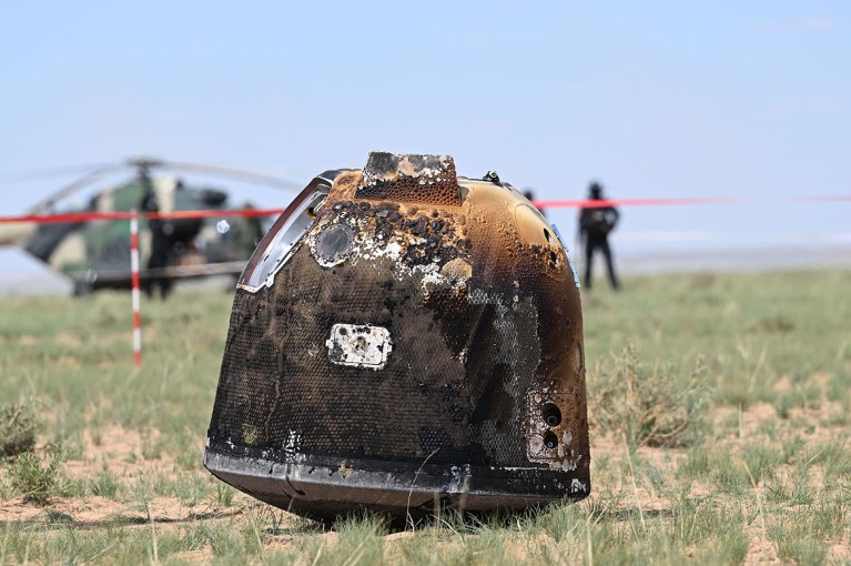 A cápsula de retorno queimada da sonda Chang'e-6 após seu pouso na Mongólia.