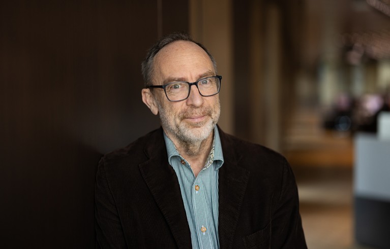 维基百科创始人吉米·威尔士谈信任与乐观主义：‘我们是人类——既光辉又混乱’