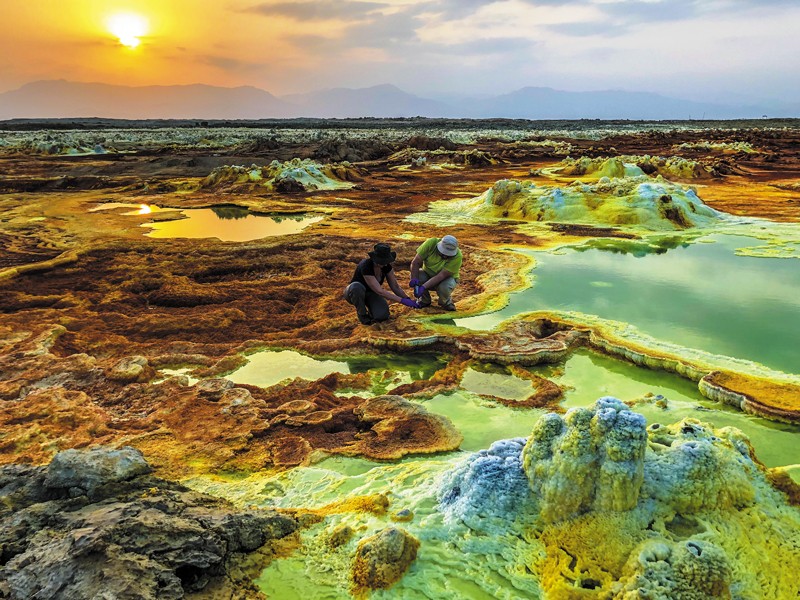 Ricercatori al lavoro nelle pianure saline multicolori