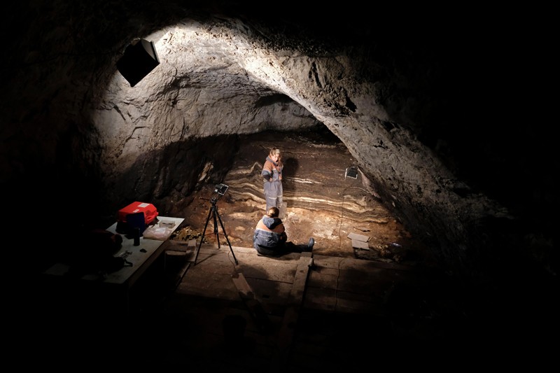 Arqueólogos russos cavando dentro da caverna Denisova na Sibéria Ocidental, Rússia