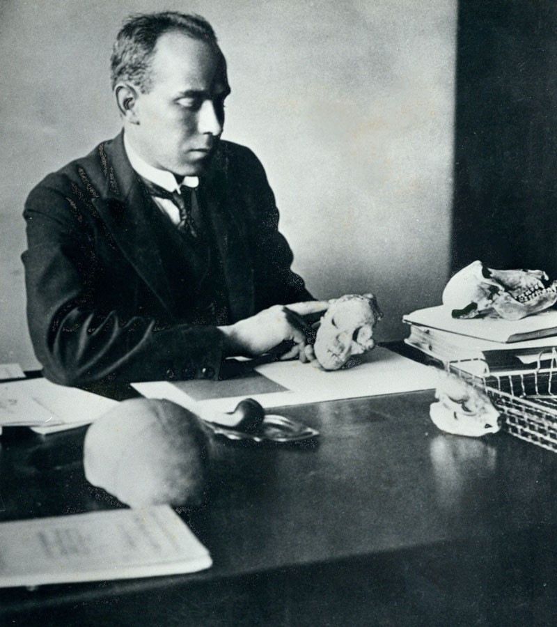 Raymond Dart e o crânio de Taung, fevereiro de 1925.