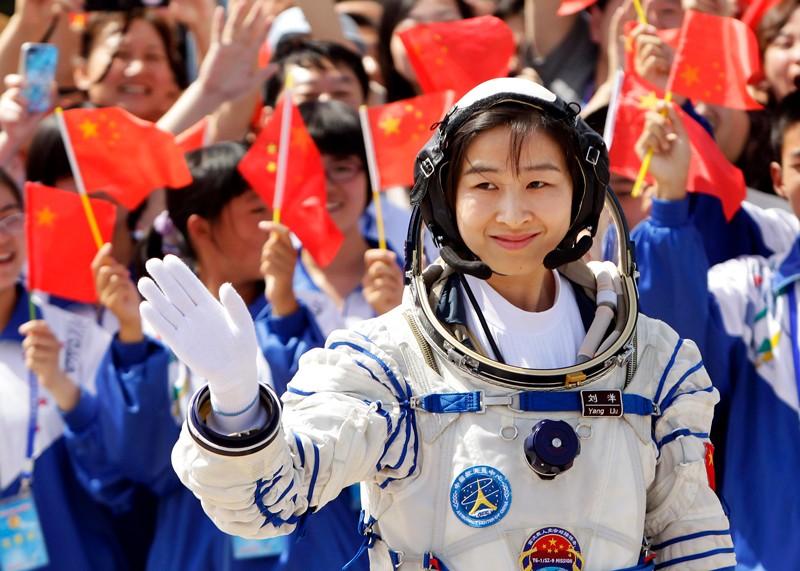 Liu Yang, la primera mujer astronauta de China, saluda durante una ceremonia de partida en el Centro de Lanzamiento de Satélites Jiuquan